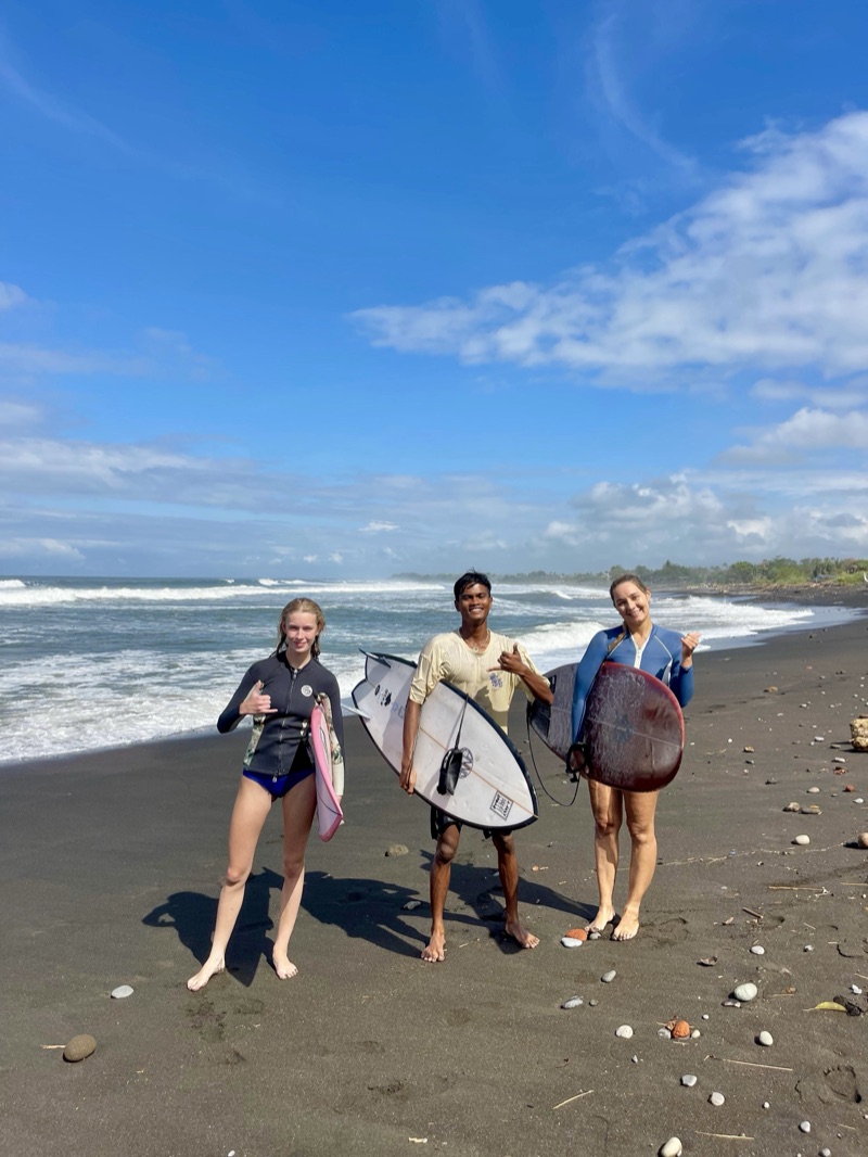 Surf coaching with guests in Medewi