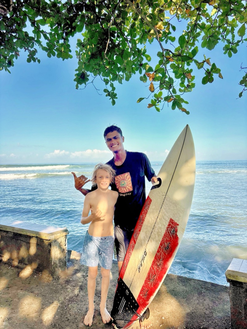 Surf coaching with guests in Medewi