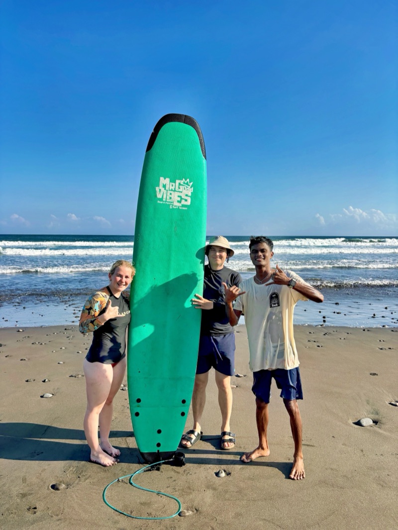 Surf coaching with guests in Medewi