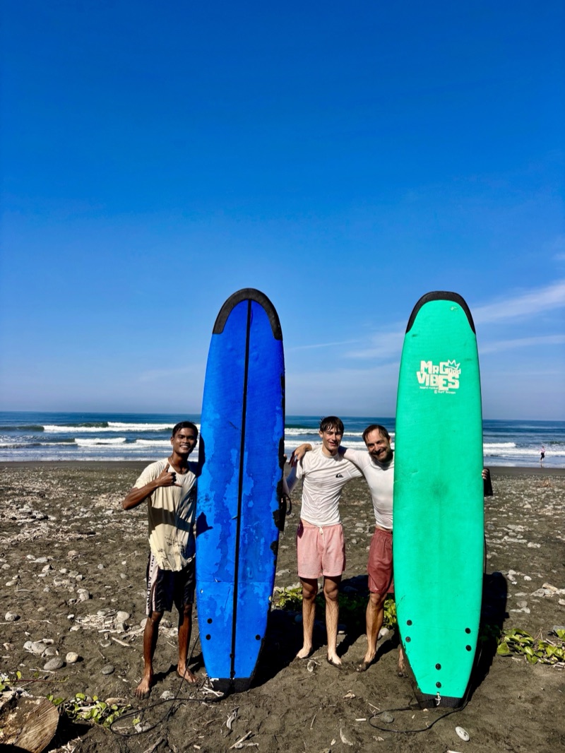 Surf coaching with guests in Medewi