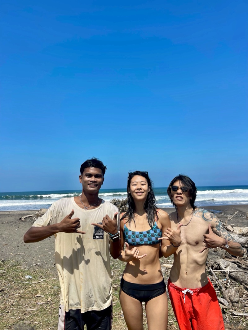 Surf coaching with guests in Medewi